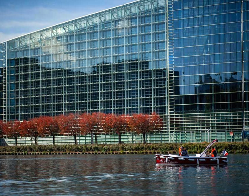 Discover the European Parliament during your ride on our boats