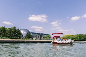 Electric boat in front of the Géode