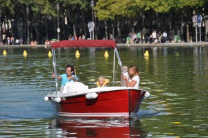 family-boat-trip-on-the-bassin-de-la-villette