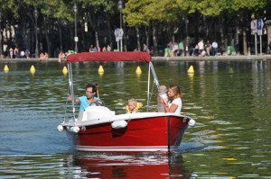 family-boat-trip-on-the-bassin-de-la-villette