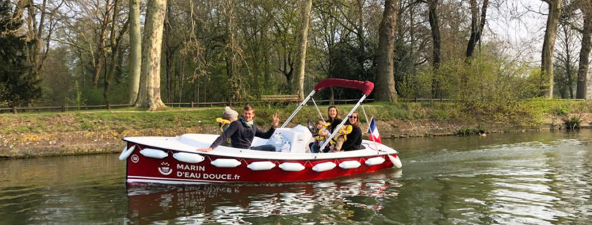 Family sailing on the Deule