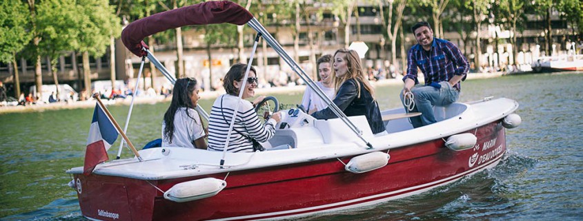 Friends on a license-free boat