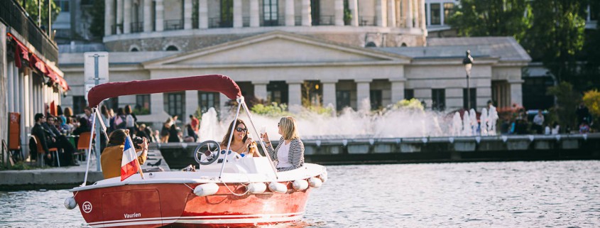 Rent an electric boat in front of the Rotonde de la Villette