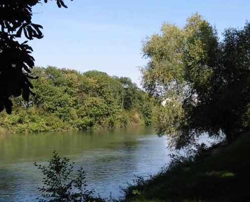 Sailing on the Marne River on an electric licence-free boat