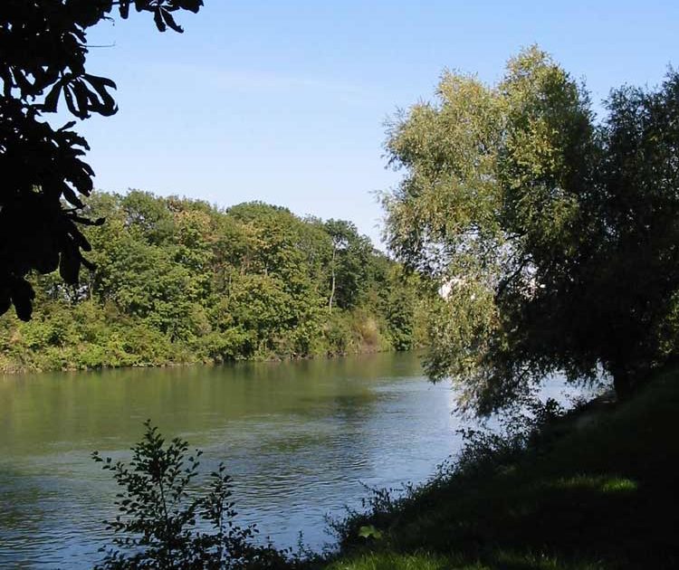 Sailing on the Marne River on an electric licence-free boat